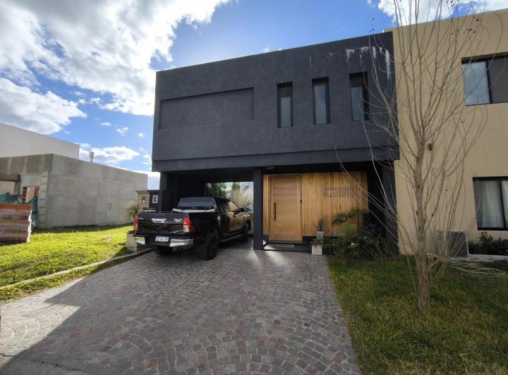 Casa · 165m² · 4 Ambientes · 2 Cocheras