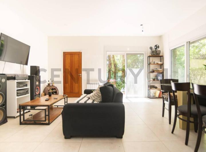 Casa · 101m² · 3 Ambientes · 2 Cocheras