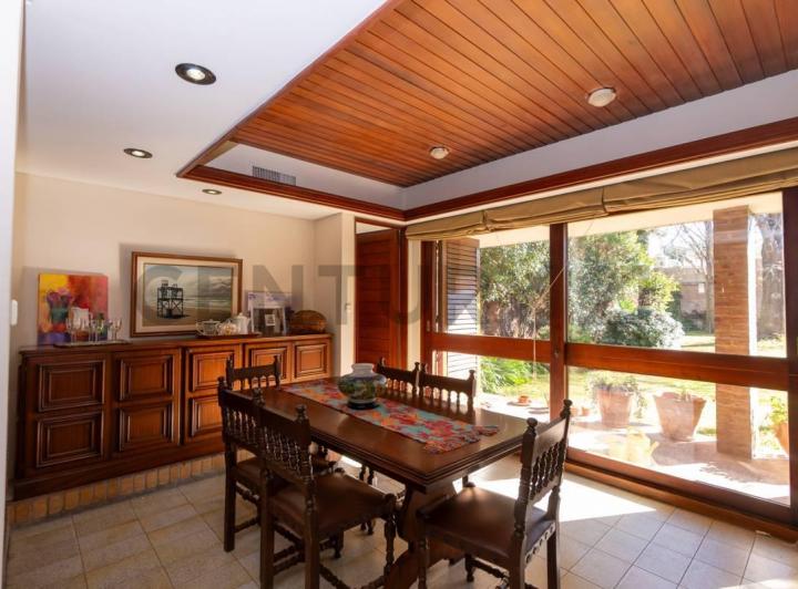 Casa · 216m² · 7 Ambientes · 2 Cocheras