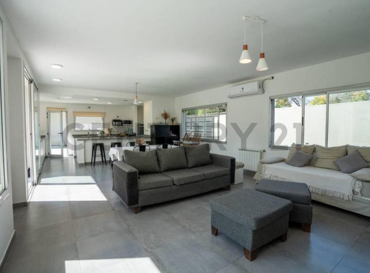 Casa · 260m² · 5 Ambientes · 2 Cocheras