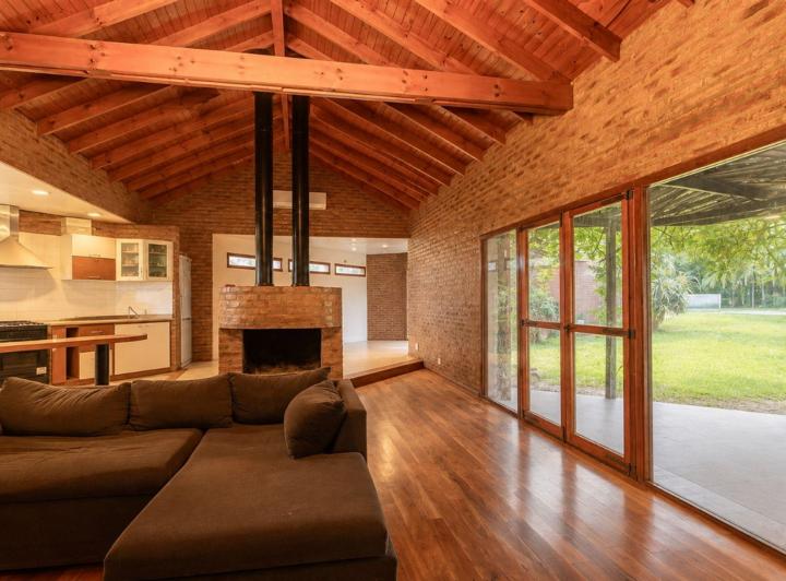 Casa · 238m² · 5 Ambientes · 2 Cocheras