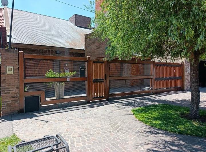 Casa · 176m² · 4 Ambientes · 2 Cocheras