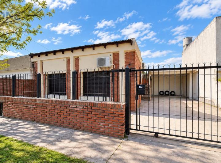 Casa · 95m² · 4 Ambientes · 1 Cochera