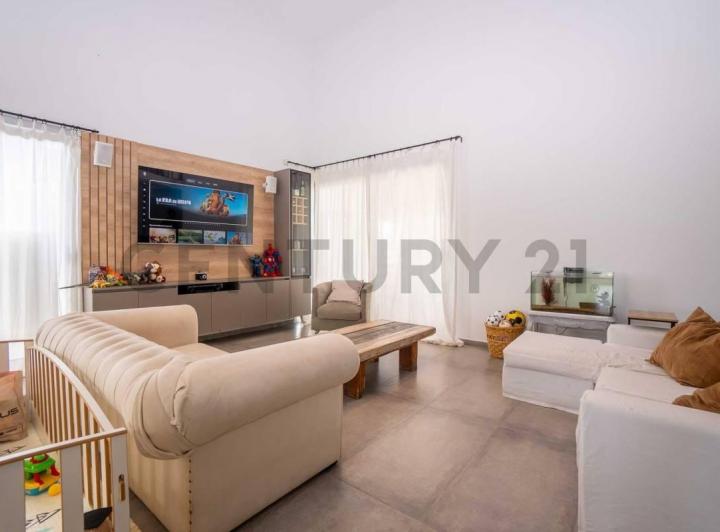 Casa · 230m² · 5 Ambientes · 2 Cocheras