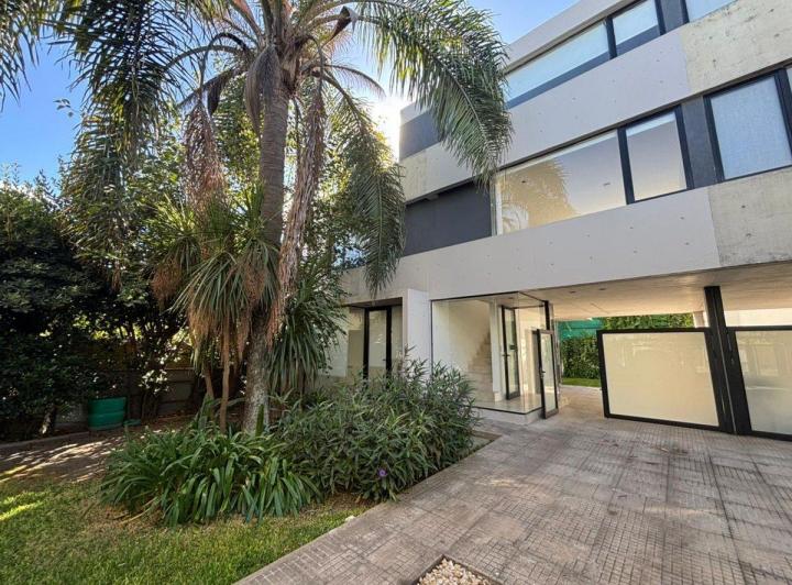 Casa · 80m² · 3 Ambientes · 2 Cocheras