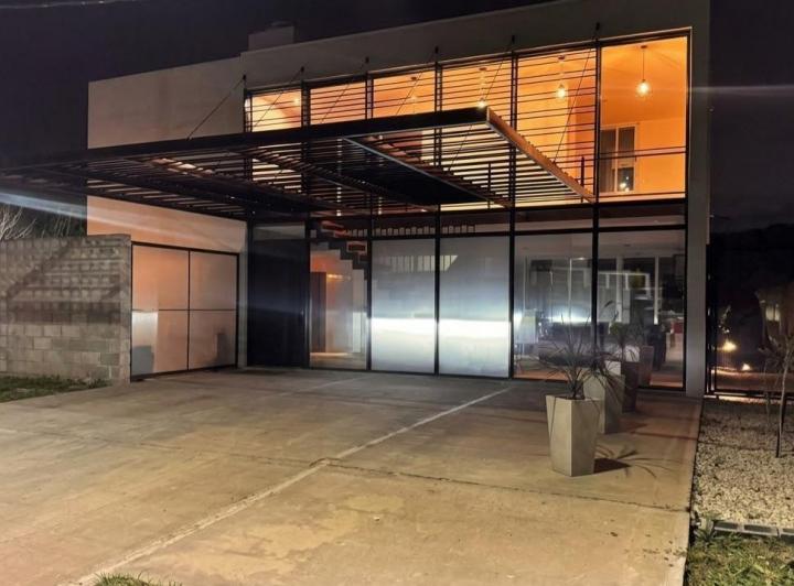 Casa · 142m² · 3 Dormitorios · 1 Cochera