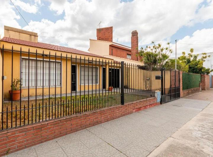 Casa · 200m² · 4 Ambientes · 2 Cocheras