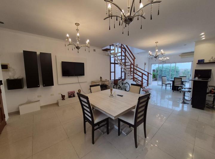Casa · 182m² · 4 Ambientes · 1 Cochera