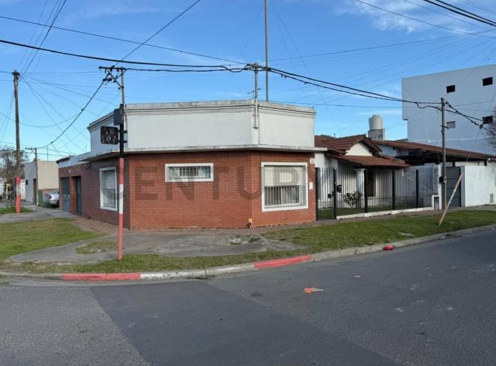 Casa · 200m² · 5 Ambientes · 2 Cocheras