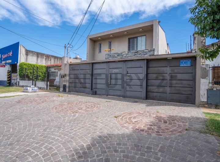 Casa · 196m² · 5 Ambientes · 4 Cocheras