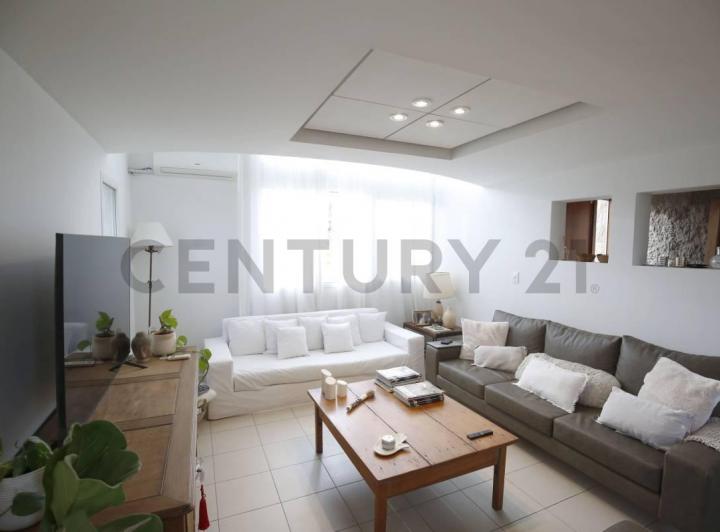 Casa · 310m² · 4 Ambientes · 2 Cocheras