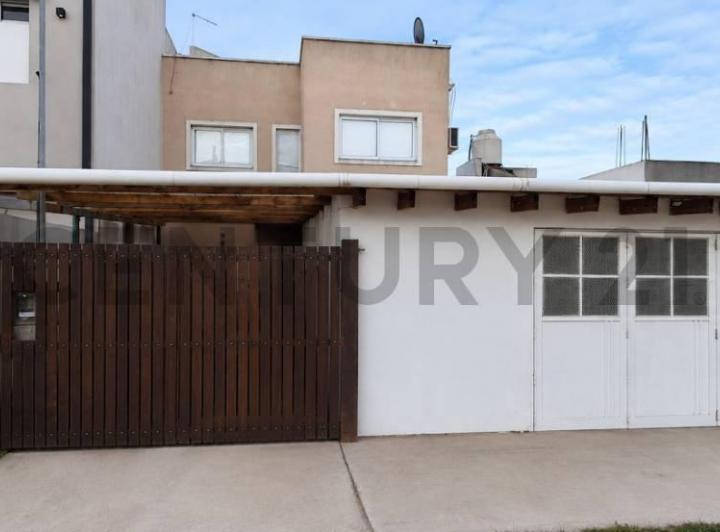 Casa · 200m² · 3 Ambientes · 4 Cocheras