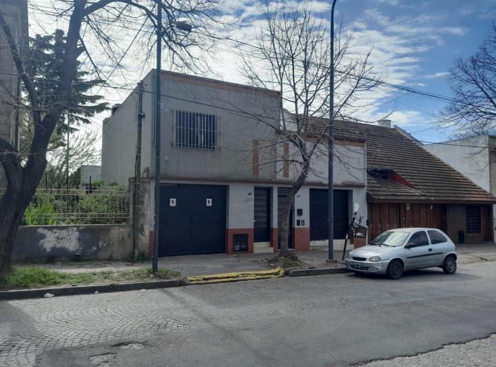 Casa · 240m² · 13 Ambientes · 4 Cocheras