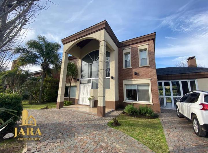 Casa · 220m² · 4 Ambientes · 4 Cocheras