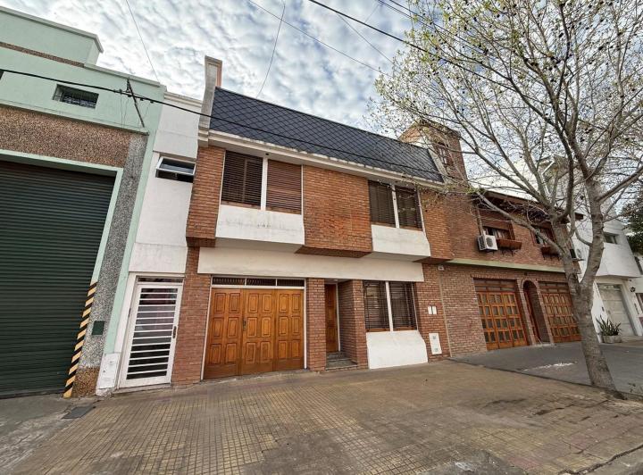 Casa · 220m² · 4 Ambientes · 1 Cochera