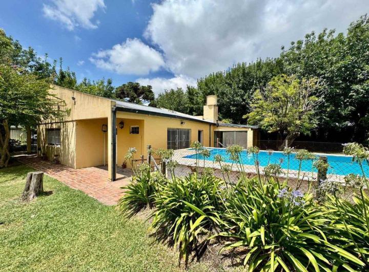 Casa · 216m² · 5 Ambientes · 1 Cochera