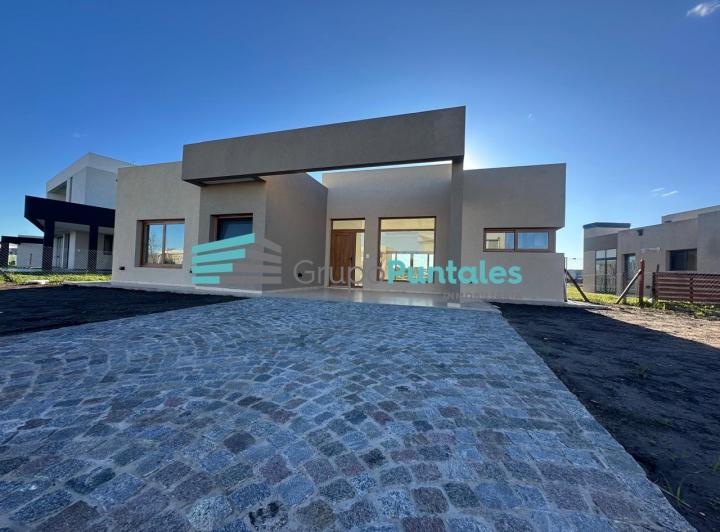 Casa · 142m² · 4 Ambientes · 2 Cocheras