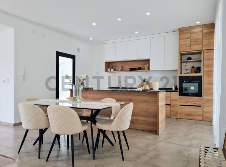 Casa · 94m² · 3 Ambientes · 1 Cochera