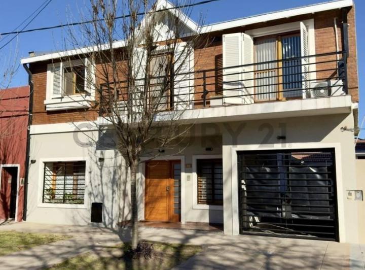 Casa · 223m² · 5 Ambientes · 3 Cocheras