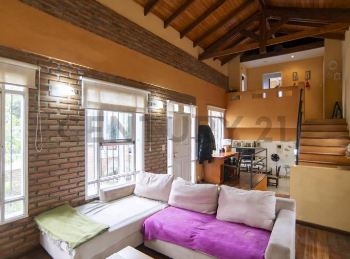 Casa · 300m² · 4 Ambientes · 2 Cocheras