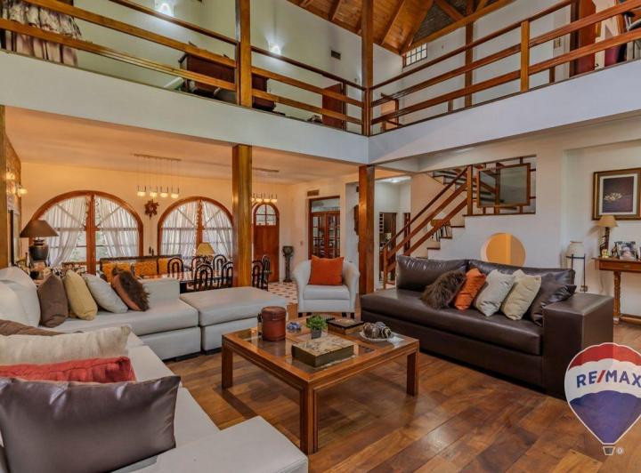 Casa · 250m² · 7 Ambientes · 1 Cochera