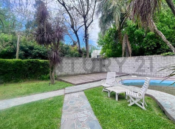 Casa · 230m² · 4 Ambientes · 2 Cocheras