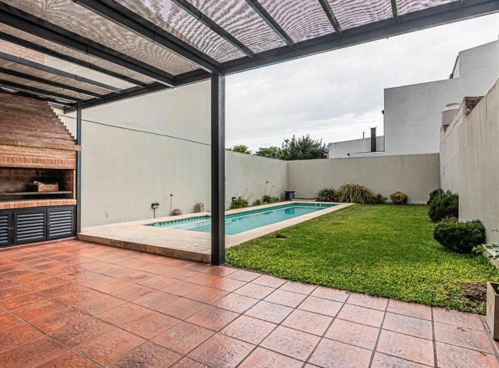 Casa · 250m² · 5 Ambientes · 1 Cochera