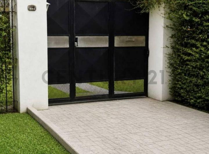 Casa · 88m² · 4 Ambientes · 3 Cocheras