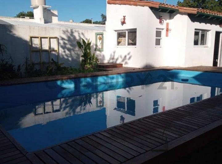 Casa · 400m² · 6 Ambientes · 1 Cochera