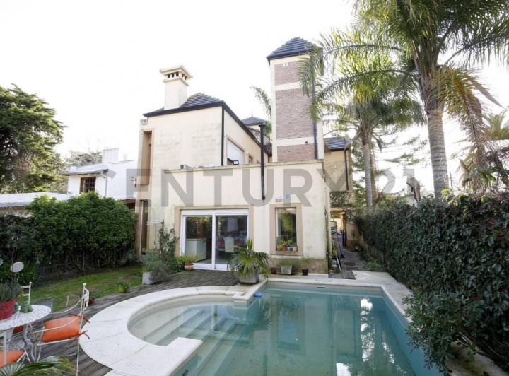 Casa · 164m² · 3 Dormitorios · 2 Cocheras