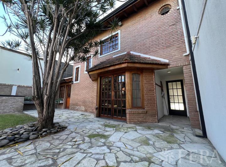 Casa · 222m² · 3 Ambientes · 2 Cocheras