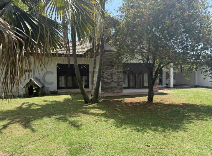 Casa · 300m² · 3 Dormitorios · 3 Cocheras