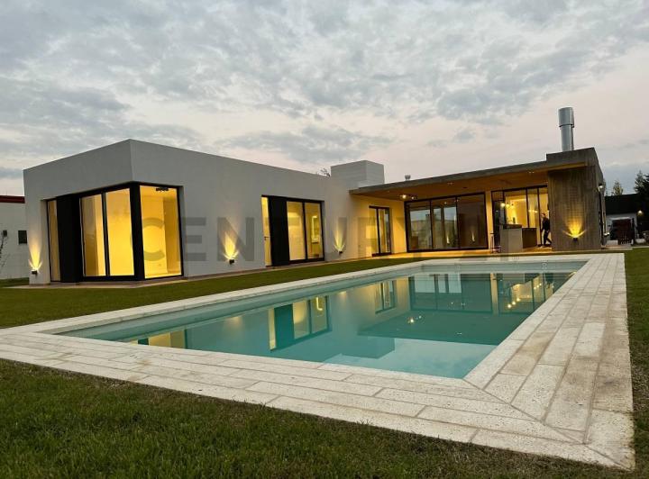 Casa · 270m² · 4 Ambientes · 2 Cocheras