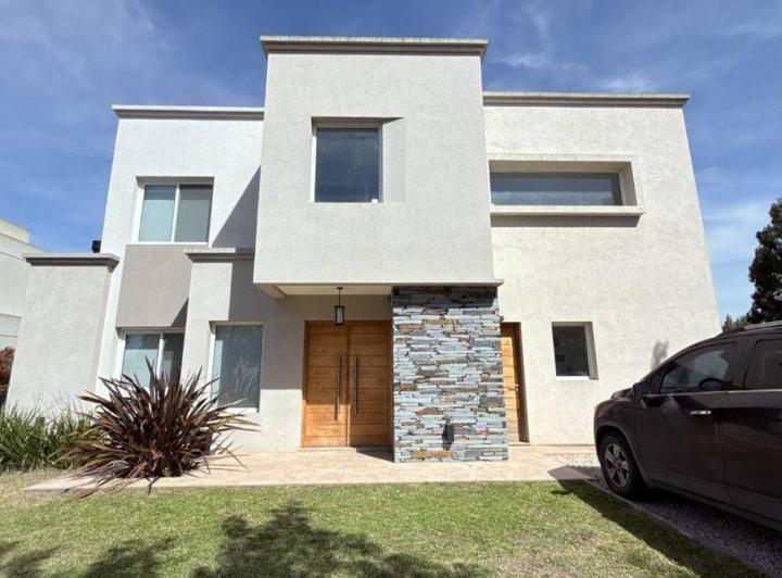 Casa · 177m² · 4 Ambientes · 2 Cocheras