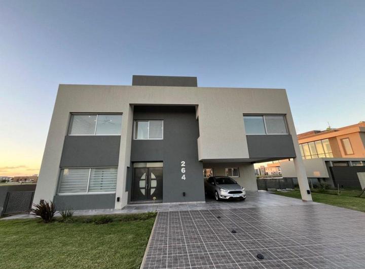 Casa · 194m² · 4 Ambientes · 1 Cochera