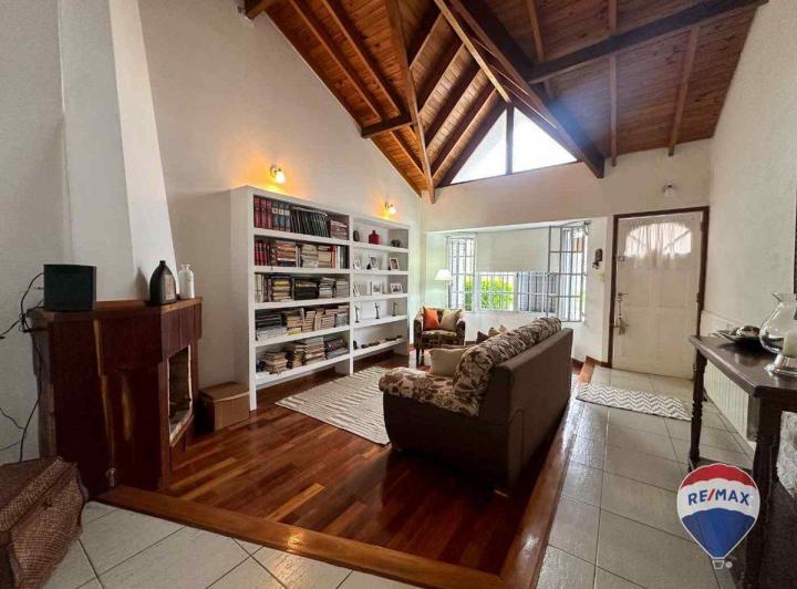 Casa · 130m² · 4 Ambientes · 1 Cochera