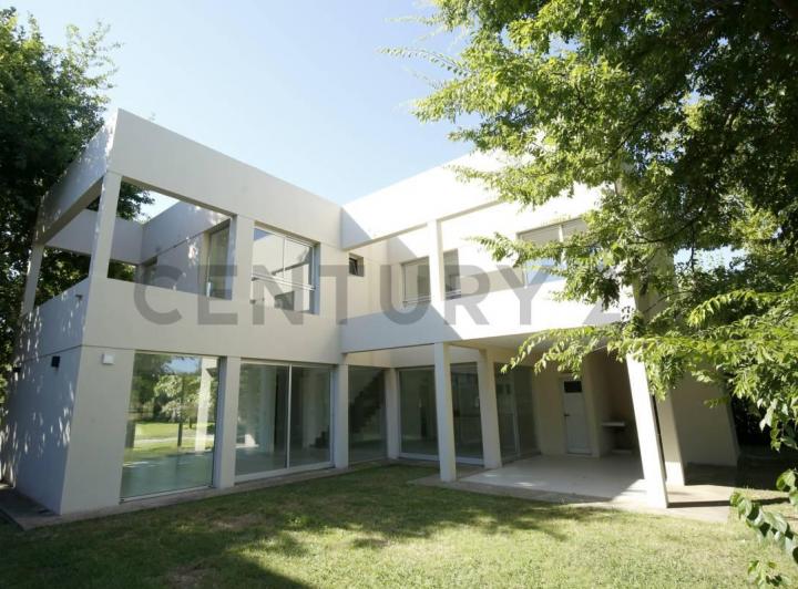 Casa · 220m² · 4 Ambientes · 2 Cocheras