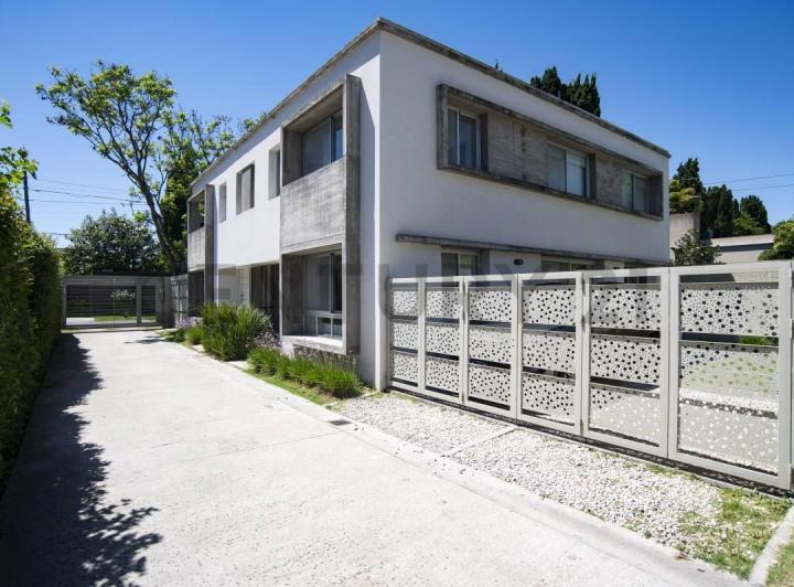 Casa · 135m² · 4 Ambientes · 2 Cocheras