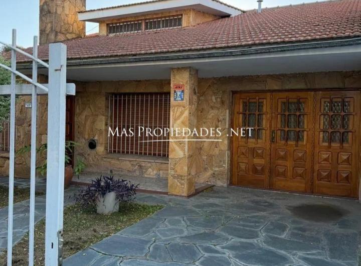 Casa · 340m² · 4 Ambientes · 3 Cocheras