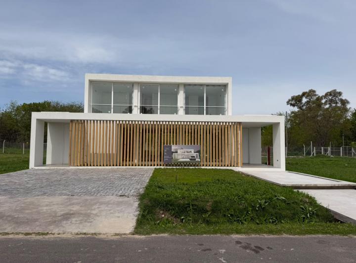 Casa · 210m² · 5 Ambientes · 2 Cocheras