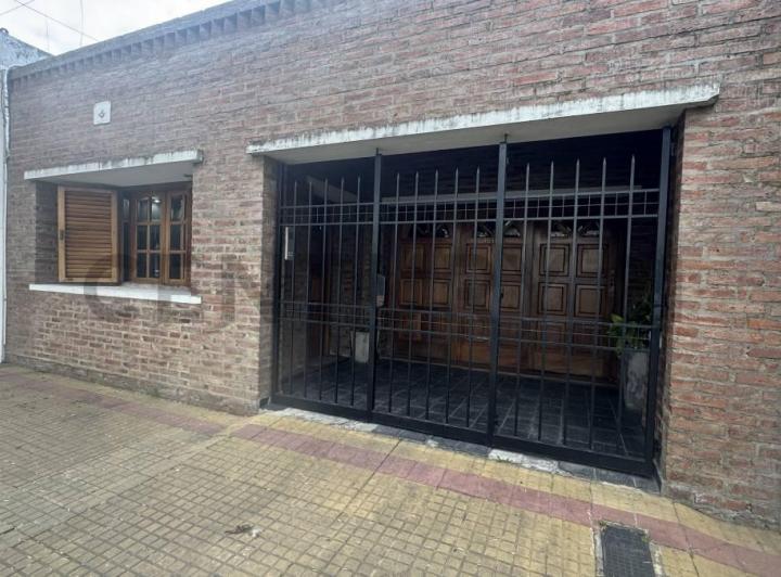 Casa · 247m² · 8 Ambientes · 1 Cochera