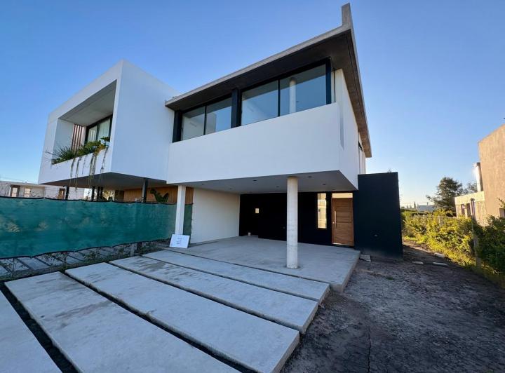 Casa · 145m² · 4 Ambientes · 2 Cocheras