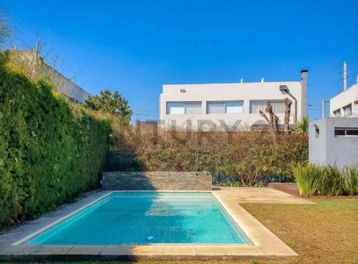 Casa · 220m² · 6 Ambientes · 2 Cocheras