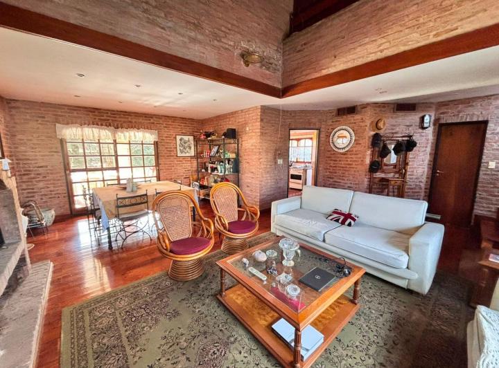 Casa · 200m² · 5 Ambientes · 1 Cochera