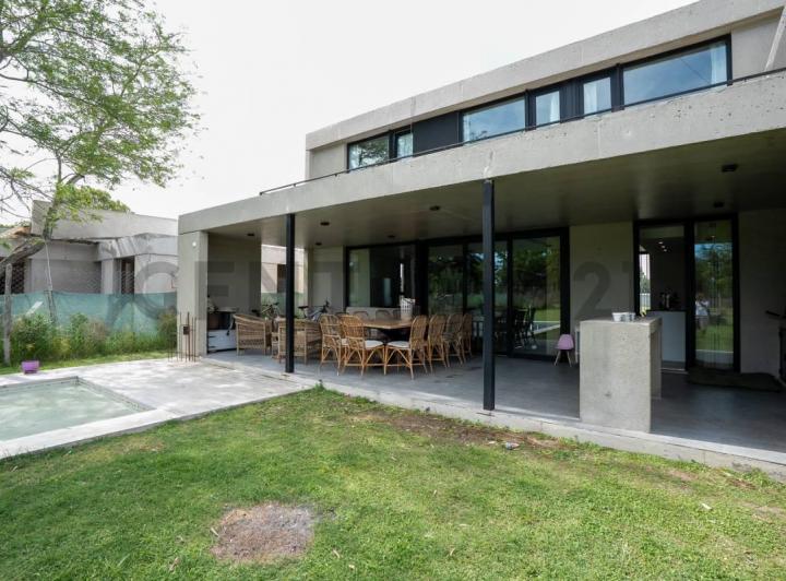 Casa · 178m² · 3 Dormitorios · 1 Cochera