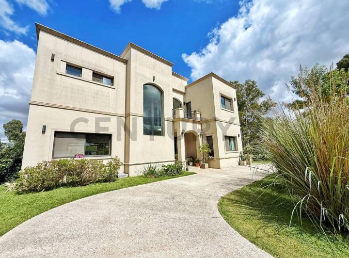 Casa · 223m² · 5 Ambientes · 2 Cocheras