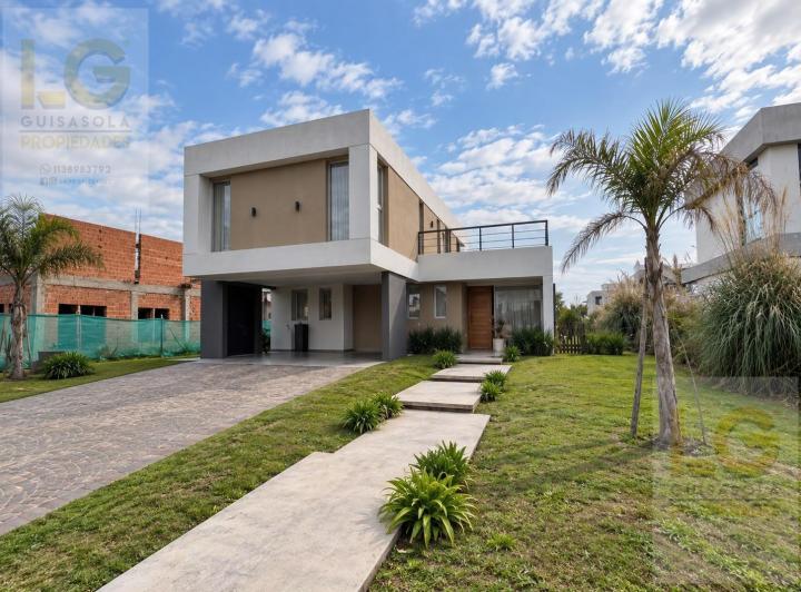 Casa · 174m² · 4 Ambientes · 2 Cocheras