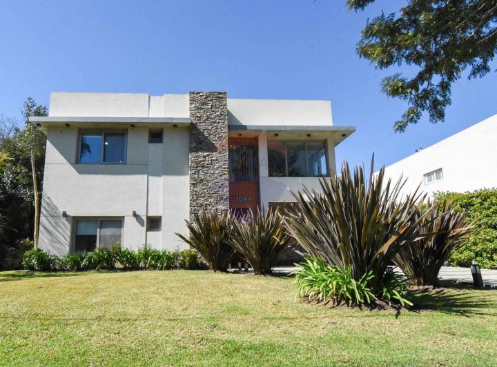 Casa · 320m² · 6 Ambientes · 1 Cochera