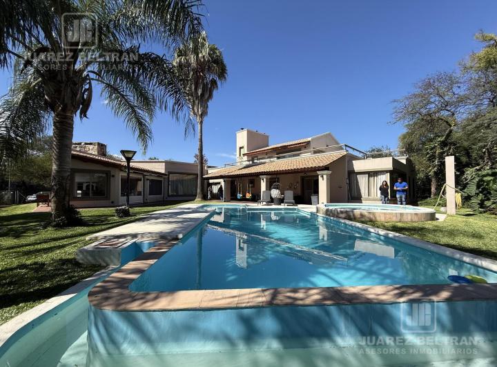 Casa · 700m² · 9 Ambientes · 4 Cocheras