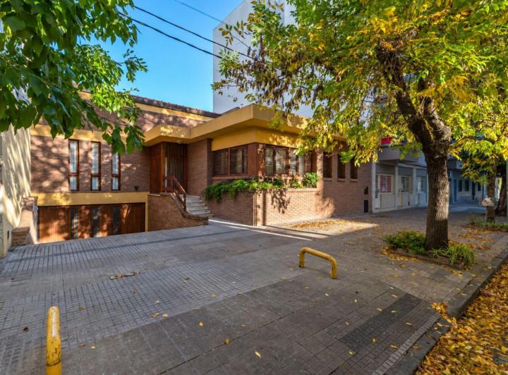 Casa · 380m² · 4 Ambientes · 2 Cocheras